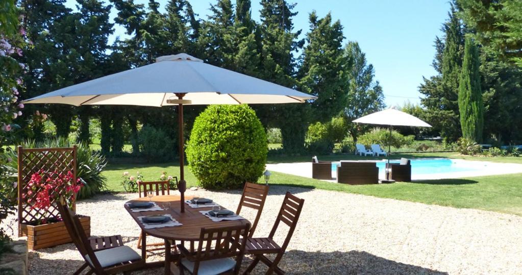 Mas Des Bougainvillees Sernhac Exterior photo